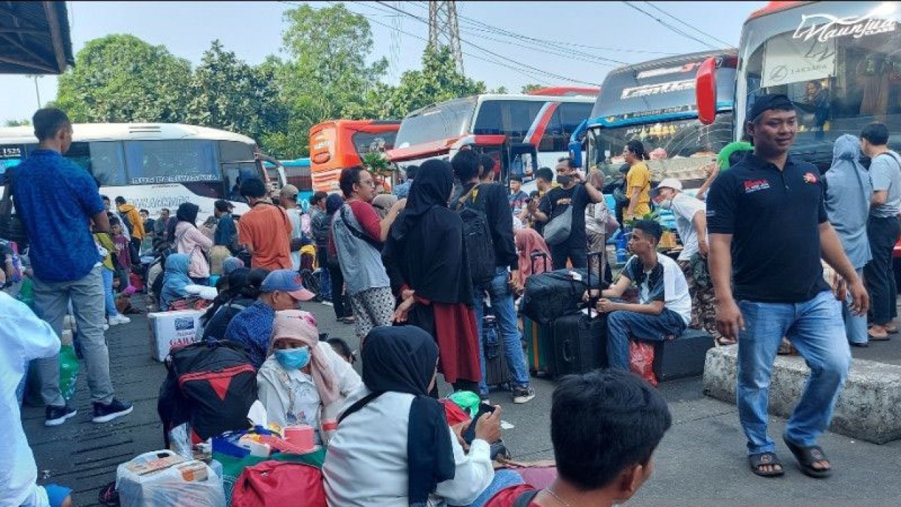 Ratusan penumpang menunggu jadwal keberangkatan bus di Terminal Kampung Rambutan, Jakarta, Rabu (19/4/2023). (ANTARA/Katriana)