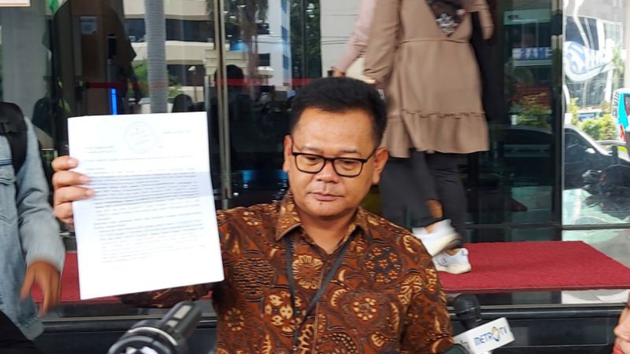 Mantan Direktur Penyelidikan KPK Brigjen Pol Endar Priantoro perlihatkan surat bukti laporannya ke Dewan Pengawas KPK, Selasa (4/4/2023). ANTARA/Fianda Sjofjan Rassat