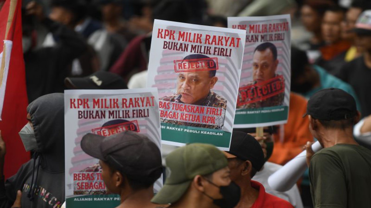 Sejumlah mahasiswa dari berbagai organisasi mahasiswa membawa poster saat berunjuk rasa menolak sikap Ketua KPK Firli Bahuri yang secara sepihak memecat Direktur Penyelidikan (Dirlidik) KPK Brigjen Pol Endar Priantoro di Gedung Merah Putih KPK, Jakarta, Kamis (6/4/2023). ANTARA FOTO/Akbar Nugroho Gumay/tom.
