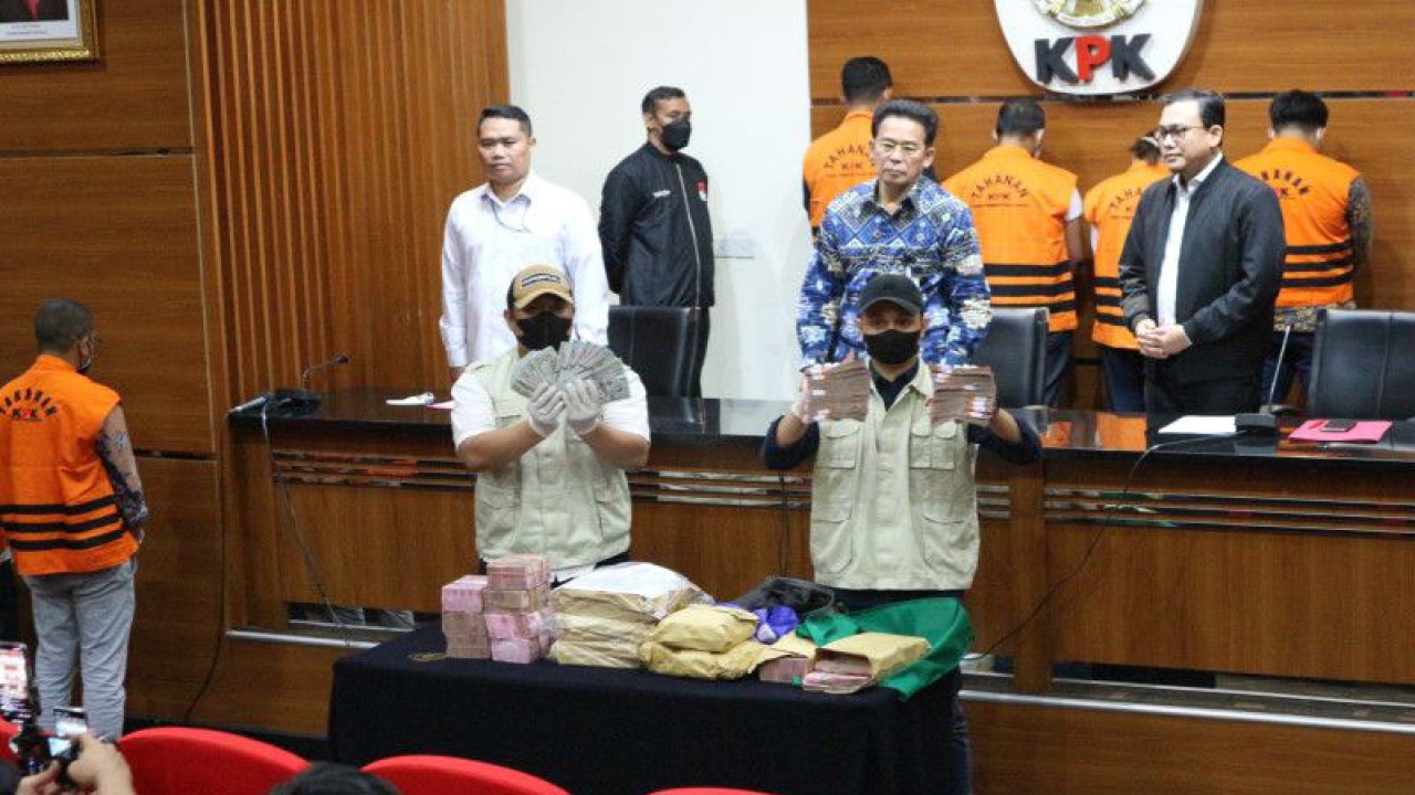 Komisi Pemberantasan Korupsi (KPK) perlihatkan barang bukti uang tunai yang disita dalam operasi tangkap tangan (OTT) terhadap pejabat Direktorat Jenderal Perkeretaapian (DJKA) dalam konferensi pers di Gedung Merah Putih KPK, Jakarta Selatan, Kamis (13/4/2023). ANTARA/Fianda Sjofjan Rassat
