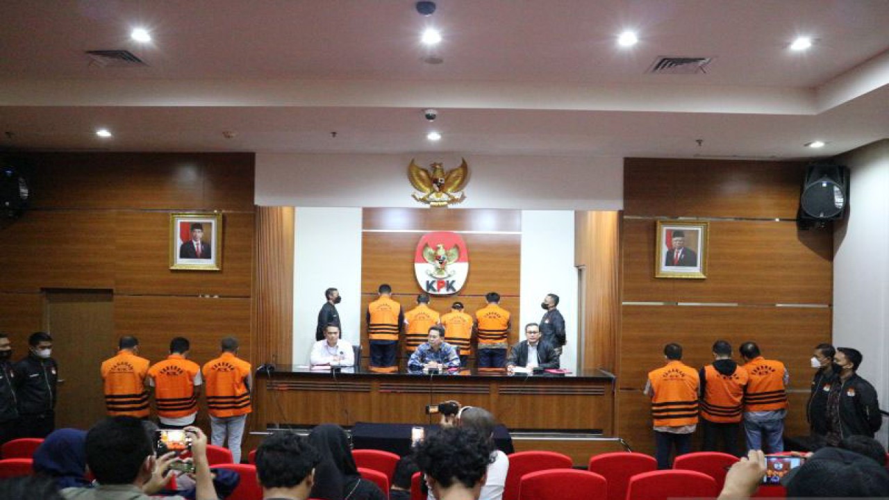 Komisi Pemberantasan Korupsi (KPK) menghadirkan 10 orang tersangka kasus dugaan korupsi proyek pembangunan dan perbaikan rel kereta api, dalam jumpa pers di Gedung Merah Putih KPK, Jakarta Selatan, Kamis (13/4/2023) dini hari. ANTARA/Fianda Sjofjan Rassat.