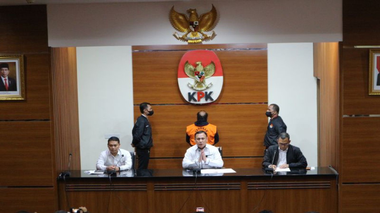 Dokumentasi - Komisi Pemberantasan Korupsi (KPK) menghadirkan tersangka kasus dugaan korupsi Bupati Mamberamo Tengah Ricky Ham Pagawak dalam jumpa pers di Gedung Merah Putih KPK, Jakarta, Senin (20/2/2023). ANTARA/Fianda Sjofjan Rassat