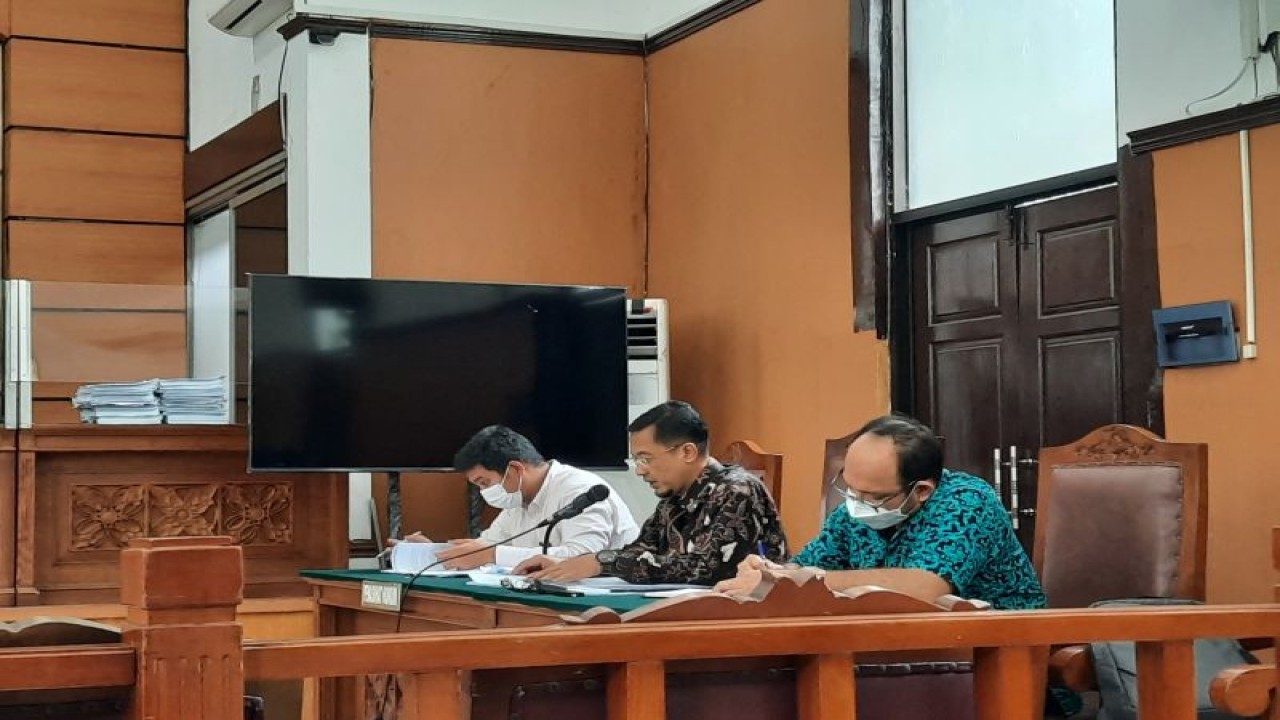 Kepala Bagian Litigasi dan Perlindungan Saksi, Koordinator Tim Biro Hukum KPK Iskandar Marwanto (tengah), di Pengadilan Negeri Jakarta Selatan, Selasa (18/4/2023). (ANTARA/Fath Putra Mulya)