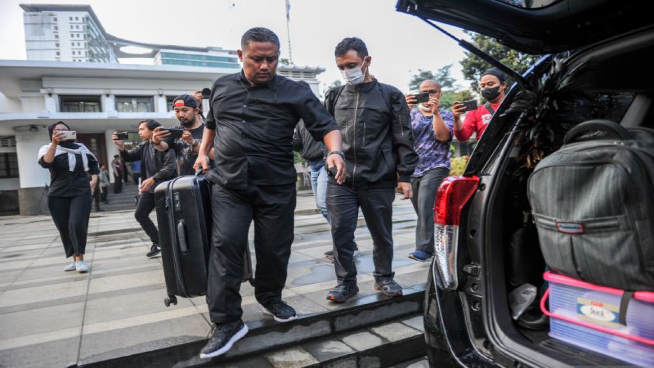 Penyidik Komisi Pemberantasan Korupsi (KPK) keluar dari ruang kerja Wali Kota Bandung usai melakukan penggeledahan di Balai Kota Bandung, Jawa Barat, Senin (17/4/2023). ANTARA FOTO/Raisan Al Farisi/foc