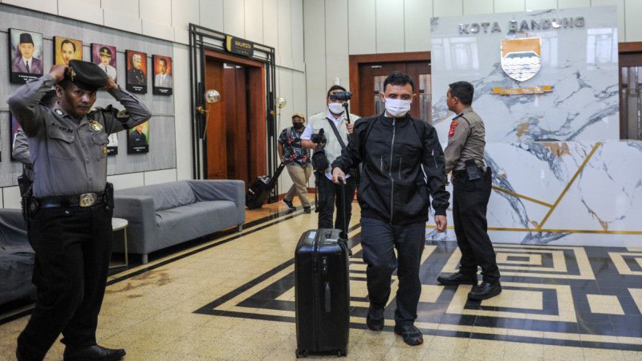 Petugas Komisi Pemberantasan Korupsi (KPK) keluar dari ruang kerja Wali Kota Bandung usai melakukan penggeledahan di Balai Kota Bandung, Jawa Barat, Senin (17/4/2023). ANTARA FOTO/Raisan Al Farisi/foc