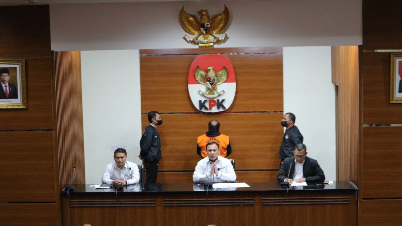 KPK menghadirkan tersangka kasus dugaan korupsi Bupati nonaktif Mamberamo Tengah Ricky Ham Pagawak dalam jumpa pers di Gedung Merah Putih KPK, Jakarta, Senin (20/2/2023). (ANTARA/Fianda Sjofjan Rassat)