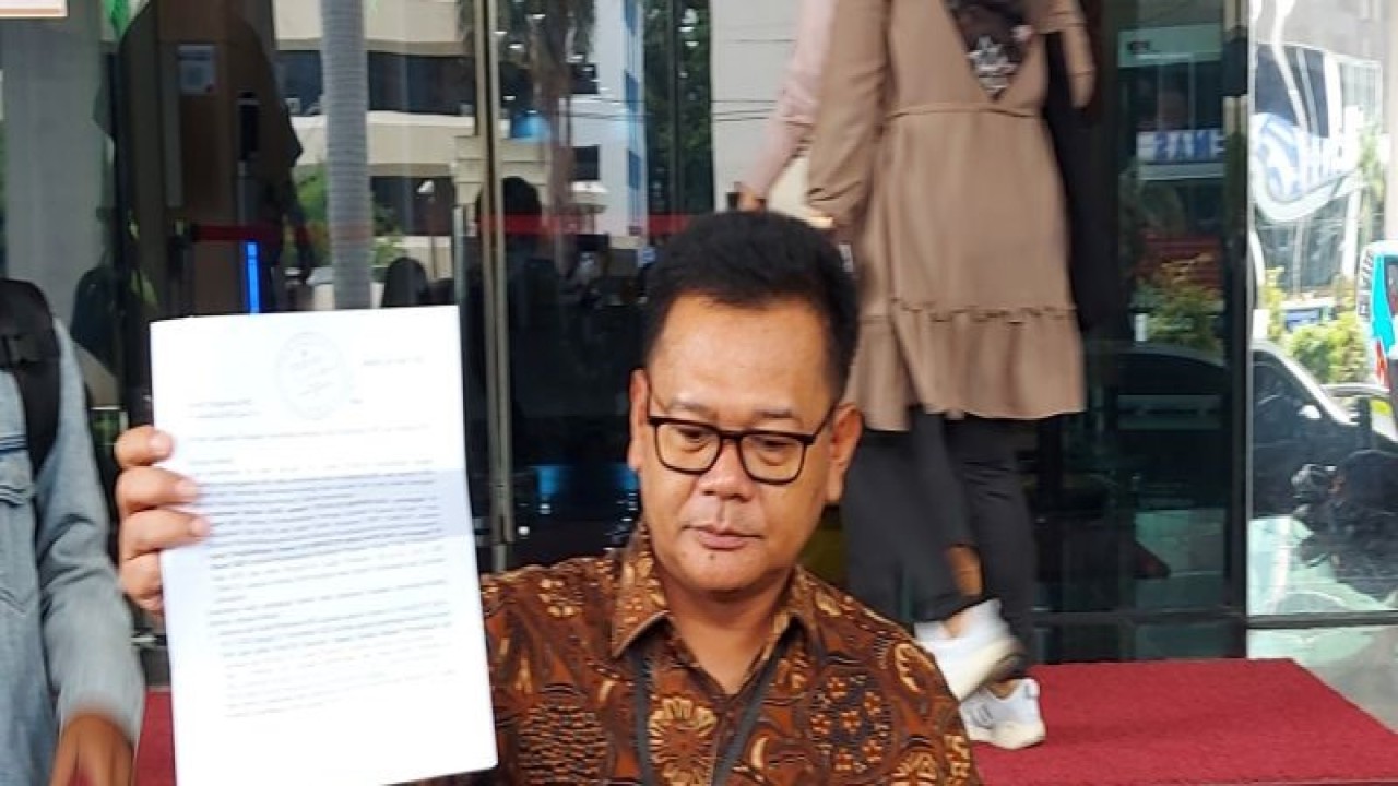 Mantan Direktur Penyelidikan KPK Brigjen Pol Endar Priantoro perlihatkan surat bukti laporannya ke Dewan Pengawas KPK, Selasa (4/4/2023). ANTARA/Fianda Sjofjan Rassat