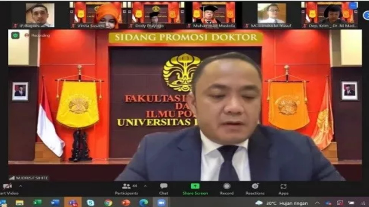 Dokumentasi - Karo Hukum Kementerian ESDM M. Idris F Sihite saat sidang Promosi Doktor Kriminologi Universitas Indonesia, Senin (27/12/2021). (ANTARA/HO-Humas Kementerian ESDM)