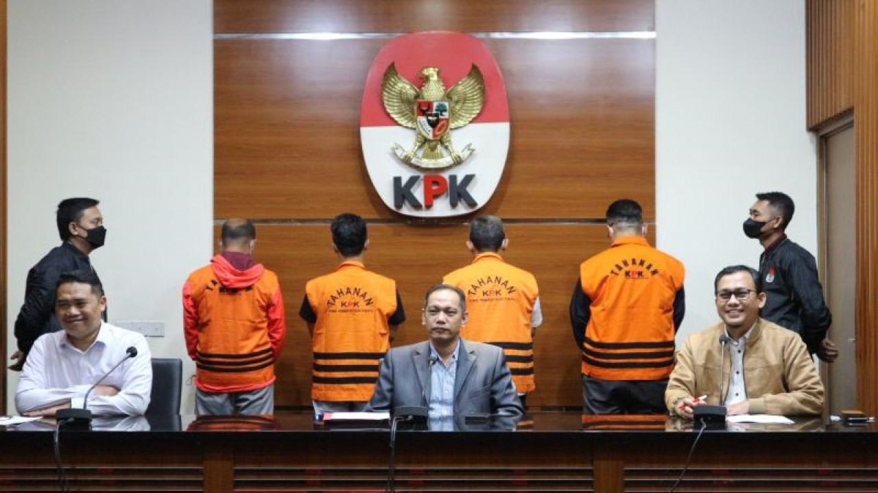 Komisi Pemberantasan Korupsi (KPK) menghadirkan para tersangka kasus dugaan korupsi suap dan penerimaan gratifikasi pengadaan CCTV dan penyedia jasa internet untuk proyek "Bandung Smart City" tahun anggaran 2022-2023, dalam konferensi pers yang digelar di Gedung Merah Putih KPK, Jakarta Selatan, Minggu (16/4/2023). (ANTARA/Fianda Sjofjan Rassat)