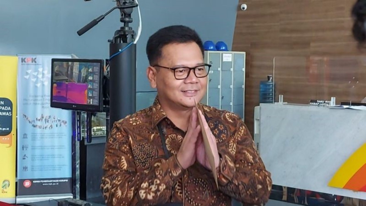 Mantan Direktur Penyelidikan KPK Brigjen Pol Endar Priantoro temui wartawan usai melaporkan pemberhentian dirinya dari jabatan Direktur Penyelidikan ke Dewan Pengawas KPK, Selasa (4/4/2023). ANTARA/Fianda Sjofjan Rassat