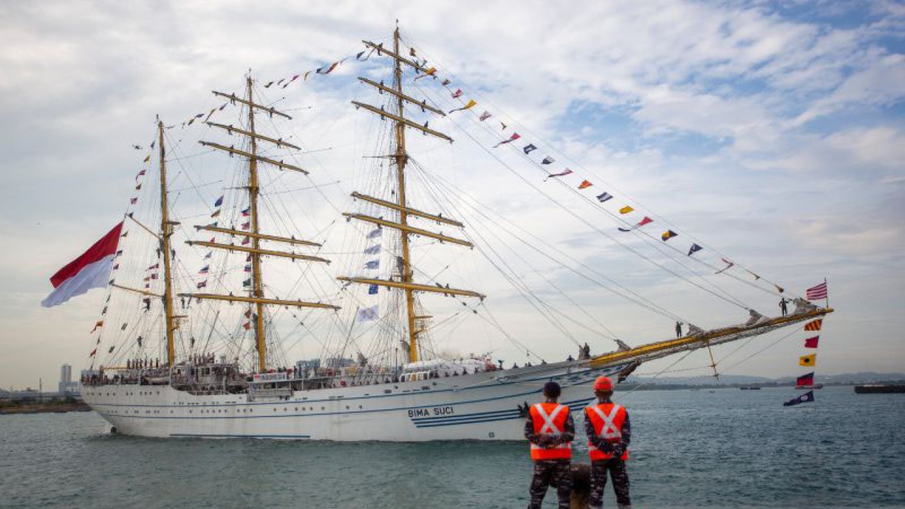 KRI Bima Suci saat hendak sandar di Pelabuhan Batu Ampar Kota Batam, Kamis (6/4). ANTARA/Yude.