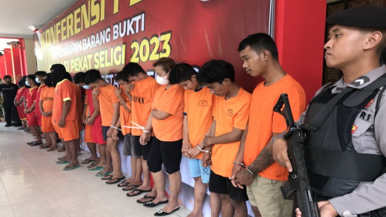 Para tersangka tindak kriminal yang berhasil diamankan Polresta Barelang pada awal bulan puasa. (ANTARA/Yude)