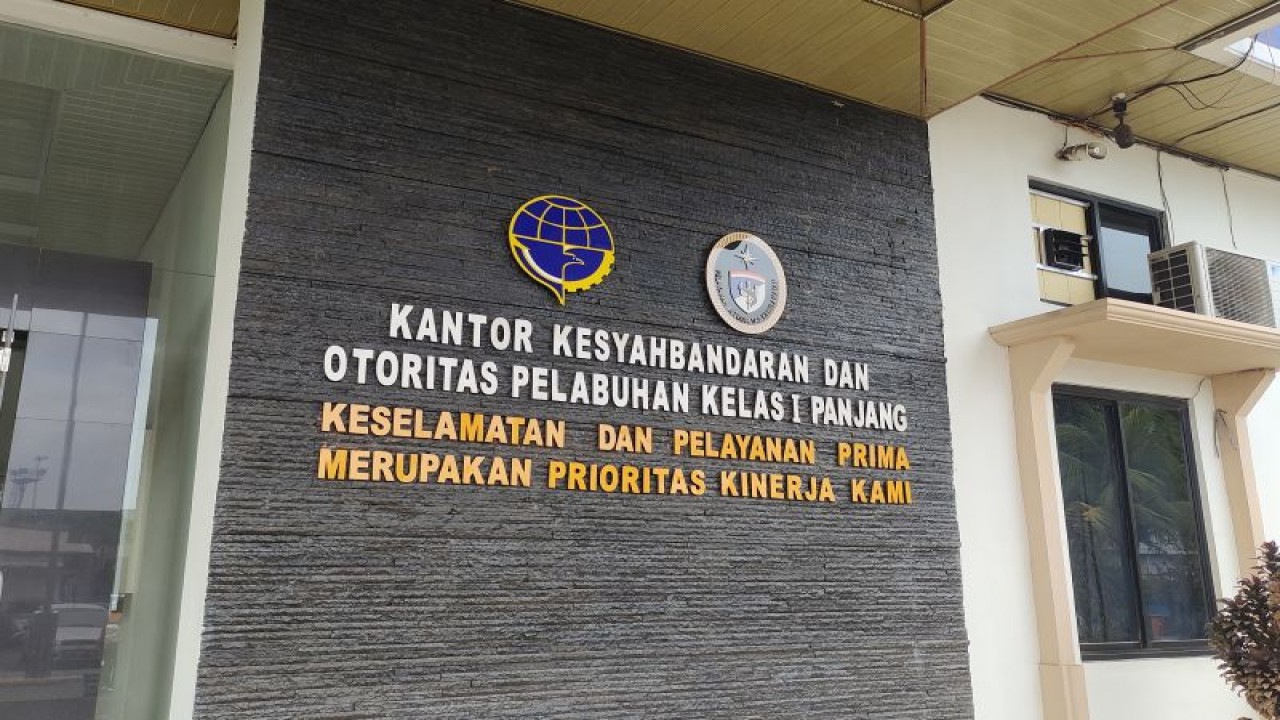 Kantor Kesyahbandaran dan Otoritas Pelabuhan (KSOP) Kelas I Panjang. ANTARA/Ruth Intan Sozometa Kanafi.