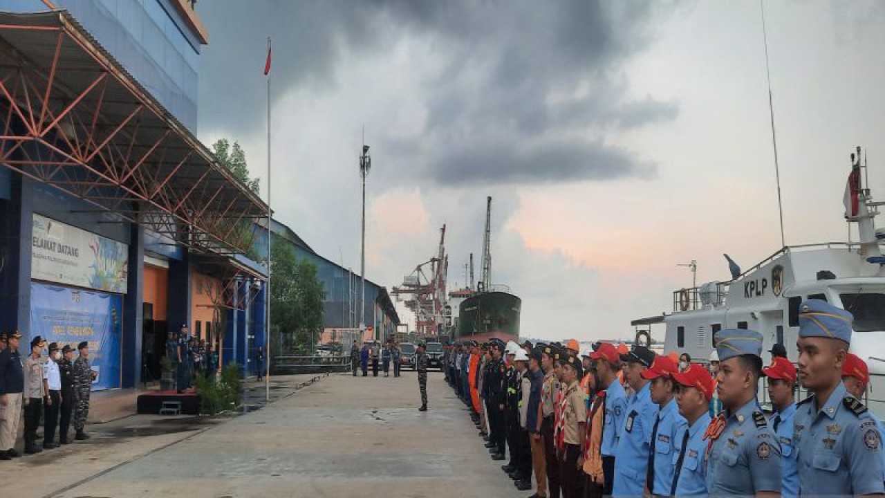 Kepala KSOP Kelas I Banjarmasin Agustinus Maun memimpin apel gelar pasukan kesiapan Posko Angkutan Laut Lebaran di Pelabuhan Trisakti Banjarmasin, Kamis (6/4/2023). (ANTARA/Firman)