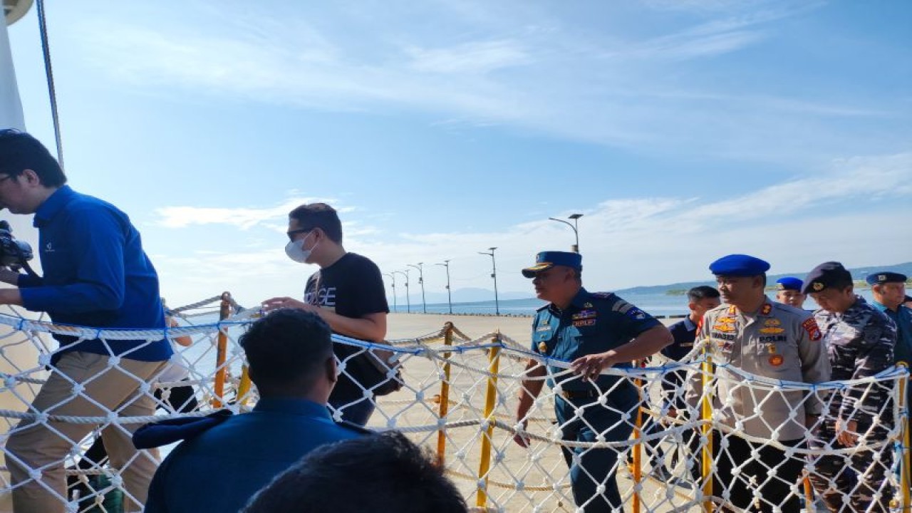 KSOP Kelas II Kendari bersama instansi terkait saat melakukan pengecekan kapal persiapan arus mudik. (Antara/La Ode Muh Deden Saputra)