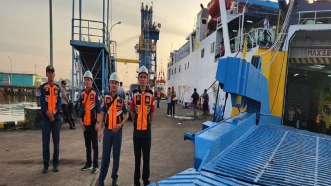 Petugas Kesyahbandaran Otoritas Pelabuhan (KSOP) Kelas III Batulicin-Kotabaru mengawasi arus mudik di Pelabuhan Samudera Batulicin, Tanah Bumbu, Kalimantan Selatan, Selasa (18/4/2023). (ANTARA/Sujud Mariono)