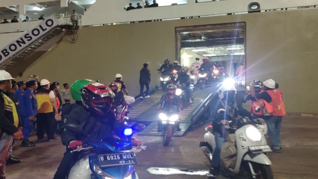 Pemudik bermotor turun di Pelabuhan Panjang, Provinsi Lampung dari Pelabuhan Ciwandan pada arus mudik Lebaran 1444 Hijriah. (FOTO ANTARA/Dian Hadiyatna)