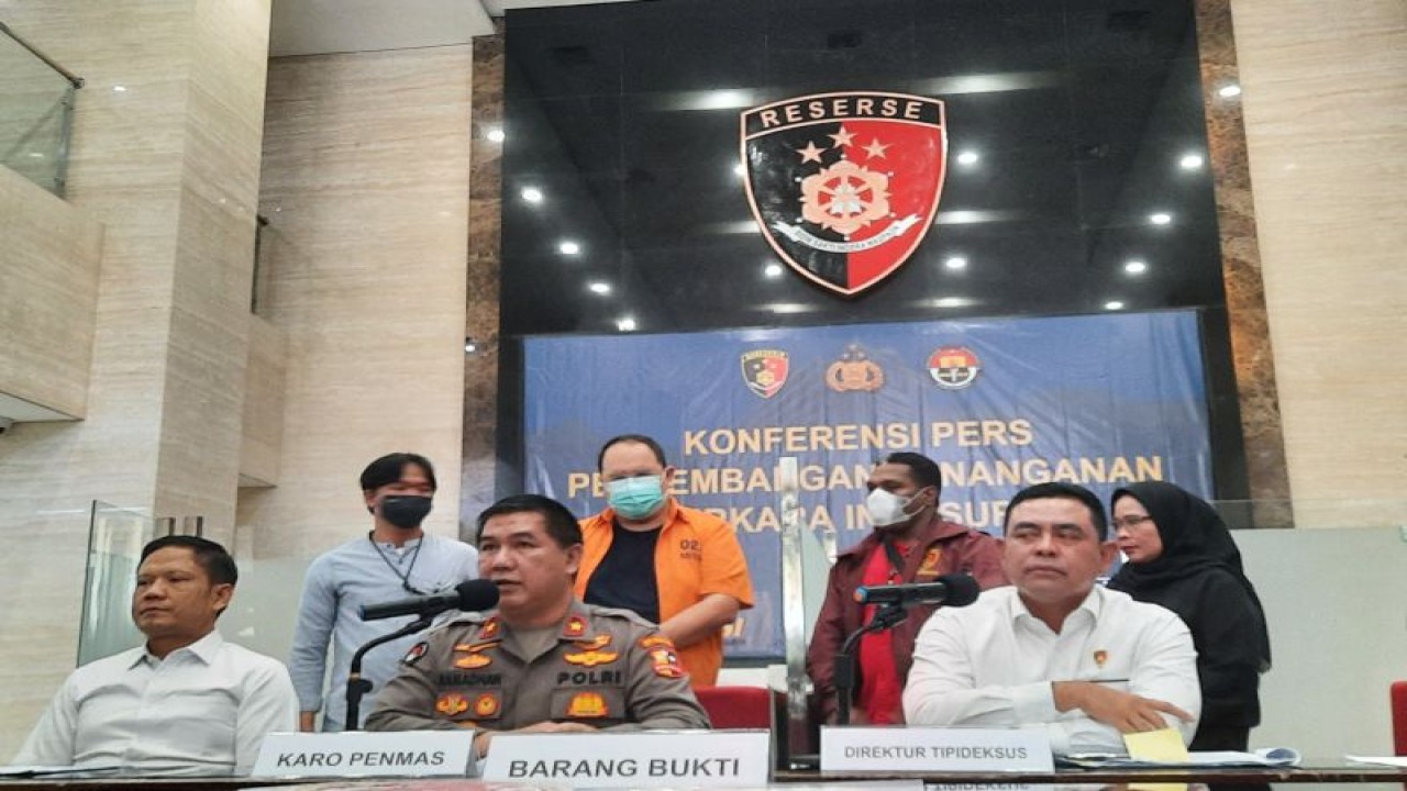Tersangka penipuan Koperasi Simpan Pinjam (KSP) Indosurya Henry Surya (baju oranye) diperlihatkan kepada publik usai ditetapkan sebagai tersangka dan dilakukan penahanan di Bareskrim Polri, Kamis (16/3/2023). (ANTARA/Laily Rahmawaty)
