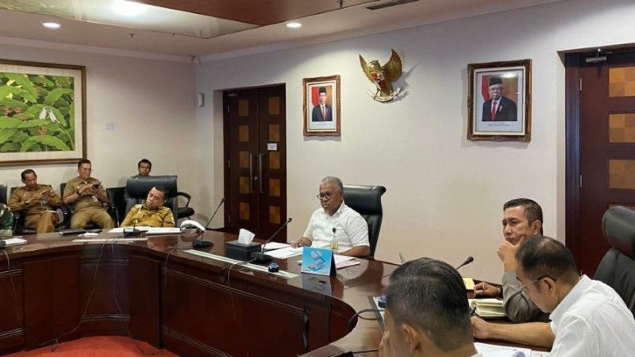 Deputi I Kepala Staf Kepresidenan Febry Calvin Tetelepta memimpin rapat koordinasi percepatan pembangunan jalan khusus tambang di Gedung Bina Graha, Jakarta, Selasa (18/4/2023). ANTARA/HO-Kantor Staf Presiden