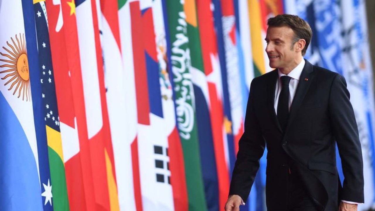 Arsip - Presiden Prancis Emmanuel Macron berjalan menuju lokasi KTT G20 Indonesia 2022, Nusa Dua, Bali, Selasa (15/11/2022). ANTARA FOTO/Media Center G20 Indonesia/Akbar Nugroho Gumay/aww.