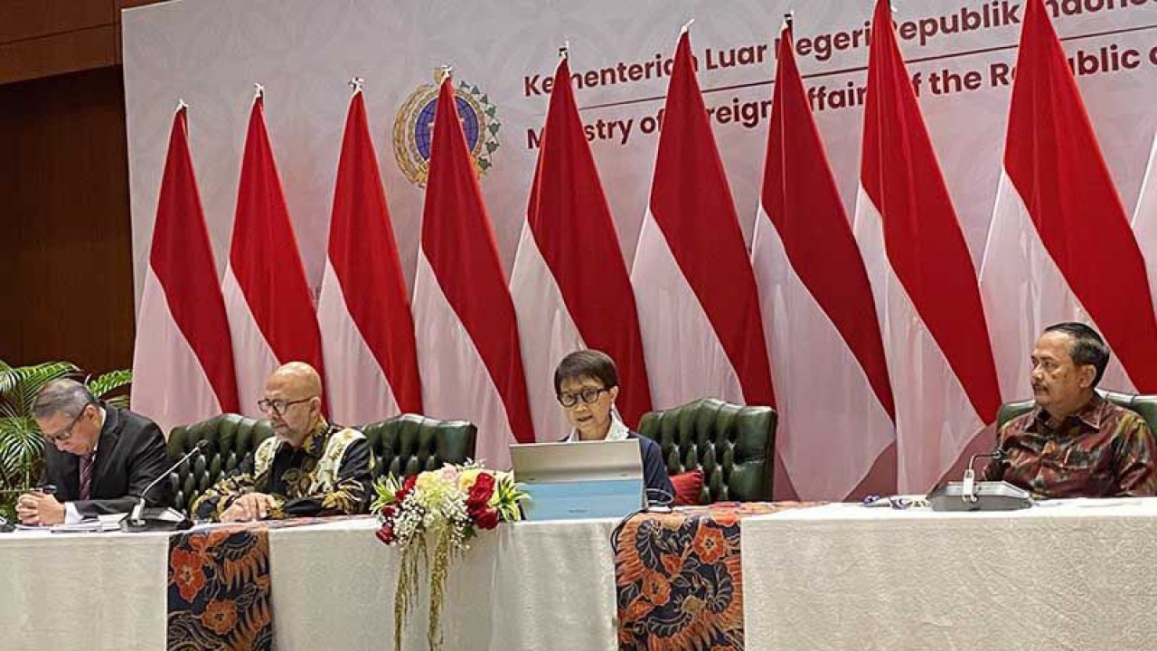 Menteri Luar Negeri Indonesia Retno Marsudi (kedua kanan) menyampaikan keterangan pers terkait KTT ke-42 ASEAN di Jakarta, Rabu (5/4/2023). ANTARA/Shofi Ayudiana/aa.