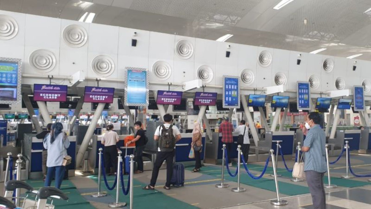 Penumpang pesawat udara di Bandara Internasional Kualanamu Deli Serdang, Sumatera Utara pada Tahun Baru 2023. ((ANTARA/HO/Humas PT Angkasa Pura Aviari).)