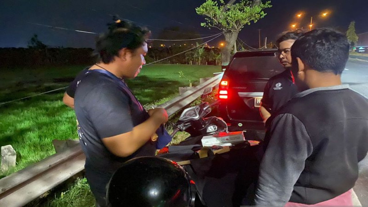 Tim KPPBC Kudus memeriksa rokok ilegal yang dibawa seorang pengendara sepeda motor. (ANTARA/HO-KPPBC.)