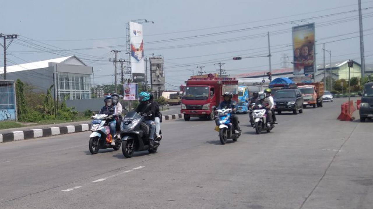 Rombongan pengendara sepeda motor tampak melintasi Jalan Lingkar Selatan Kudus, Jawa Tengah, Selasa (18/4/2023). Dilihat dari pelat nomor kendaraan dan barang bawaan merupakan ciri khas pemudik. (ANTARA/Akhmad Nazaruddin Lathif)