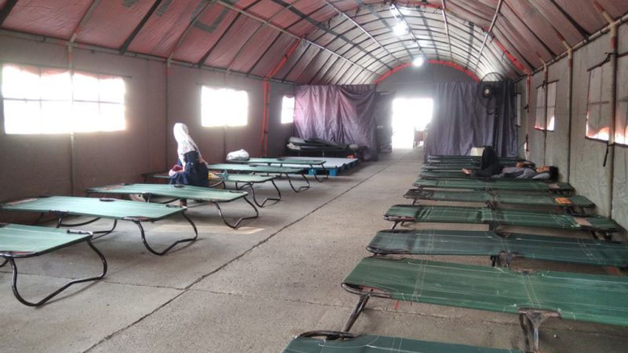 Fasilitas tempat tidur disediakan BPBD Kudus, Jawa Tengah di posko mudik Lebaran di Jalan Lingkar Selatan Kudus, depan Terminal Induk Jati, Kabupaten Kudus, Selasa (18/4/2023). (ANTARA/Akhmad Nazaruddin Lathif)