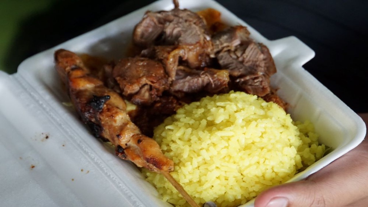 Kuliner nasi kuning Muna Cung Pasar Pathuk yang viral di Yogyakarta. (Jogjakota.go.id)