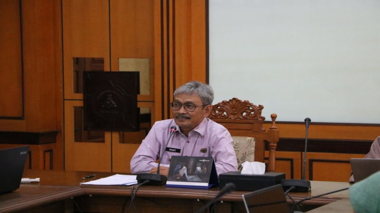 Penjabat Bupati Kulon Progo Tri Saktiyana memimpin rapat kerja percepatan penanganan kekerdilan. (ANTARA/HO-Humas Pemkab Kulon Progo)