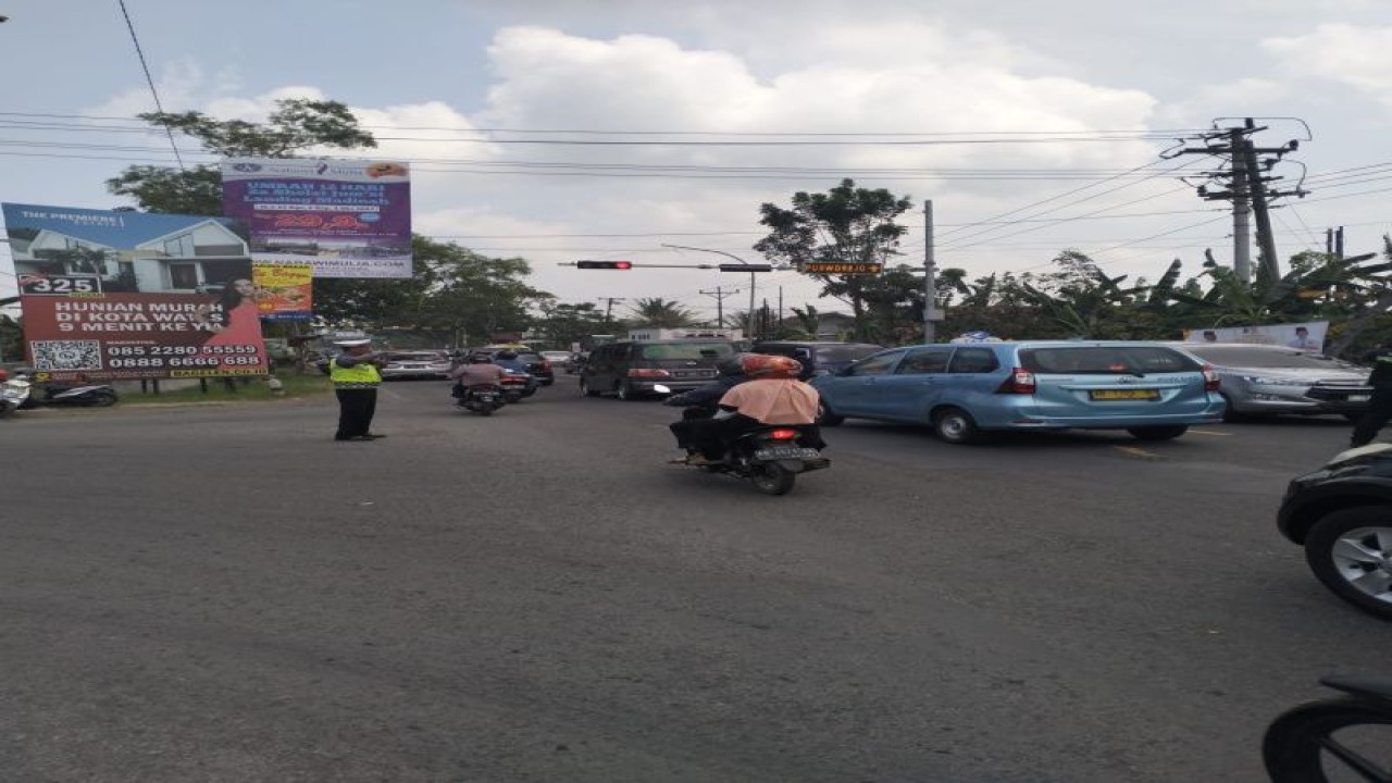 Petugas Kepolisian Resor Kulon Progo melakukan pengaturan lalu lintas di Simpang Tiga Demenm (ANTARA/HO-Humas Polres Kulon Progo)