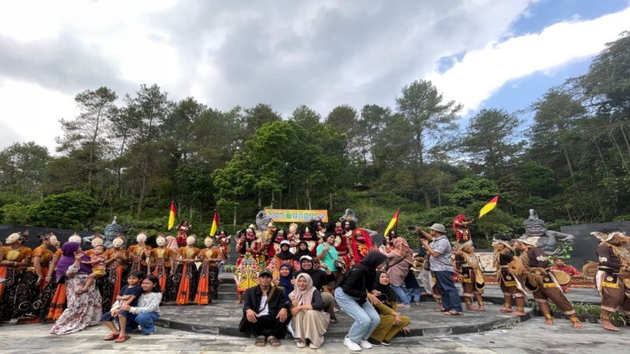 Masyarakat berebut swafoto dengan penari Sugriwa Subali di Gua Kiskendo, Kulon Progo. (ANTARA/HO-Dokumen pribadi Sri Utami)