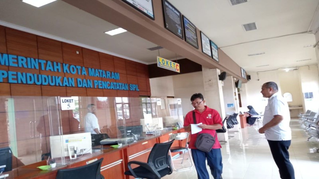 Dokumen: layanan di Kantor Dinas Kependudukan dan Catatan Sipil (Dukcapil) Kota Mataram, Provinsi Nusa Tenggara Barat. ANTARA/Nirkomala