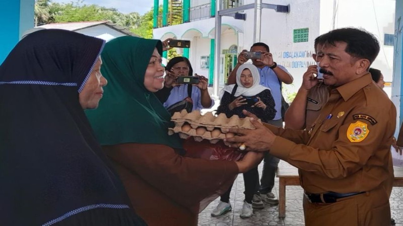 Penjabat Wali Kota Kupang George Melkianus Hadjoh menyerahkan bantuan sembako bagi warga tidak mampu di Masjid Nurul Hidayah Kecamatan Kelapa, Lima Kota Kupang. (ANTARA/HO-Prokompim Setda Kota Kupang)
