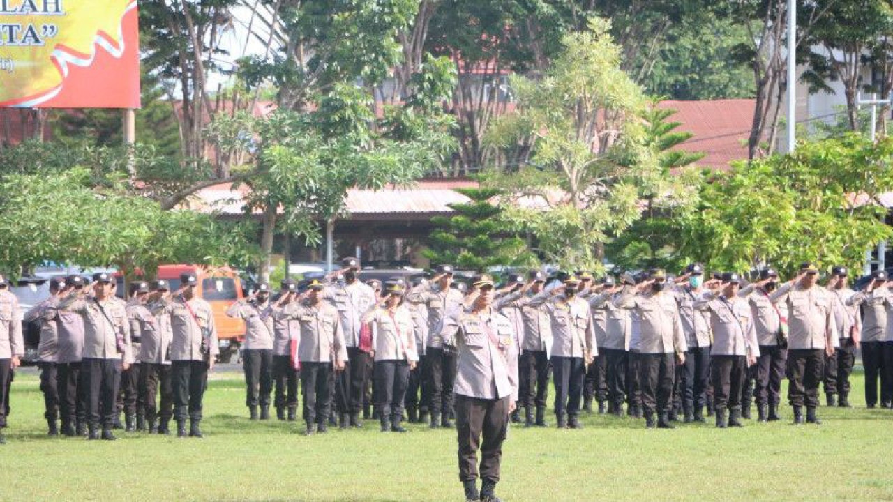 Sejumlah aparat kepolisian sedang mengikuti apel gelar pasukan Semana Santa Turangga di Kupang, Senin (3/4) lalu. ANTARA/Kornelis Kaha