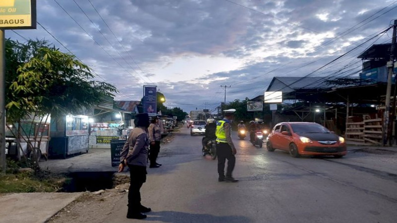 Sejumlah anggota polisi sedang menjaga kelancaran arus lalu lintas di Kota Kupang. ANTARA/Ho-Polresta Kupang Kota.