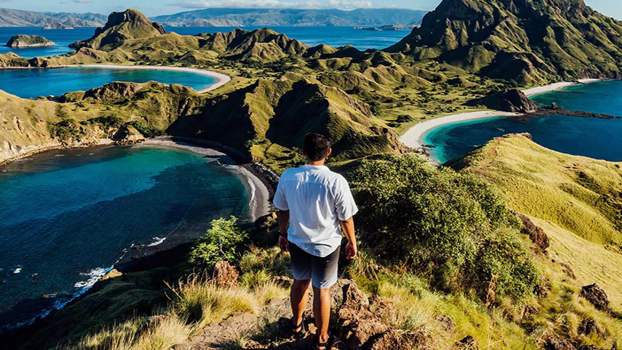 Menikmati keindahan alam dari ketinggian.