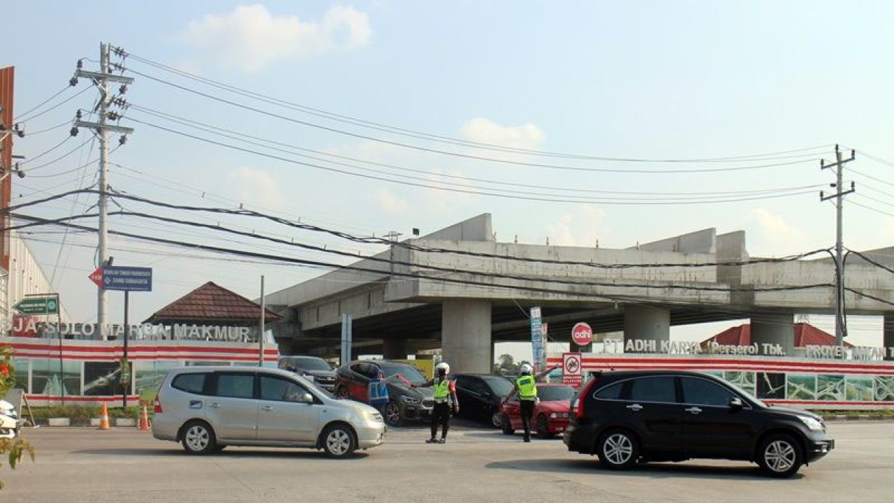 Sejumlah petugas kepolisian sata mengatur lalu lintas yang keluar dari tol fungsional di simpang empat Ngasem gerbang Tol Colomadu Karanganyar, Rabu (26/4/2023). ANTARA/Bambang Dwi Marwoto.