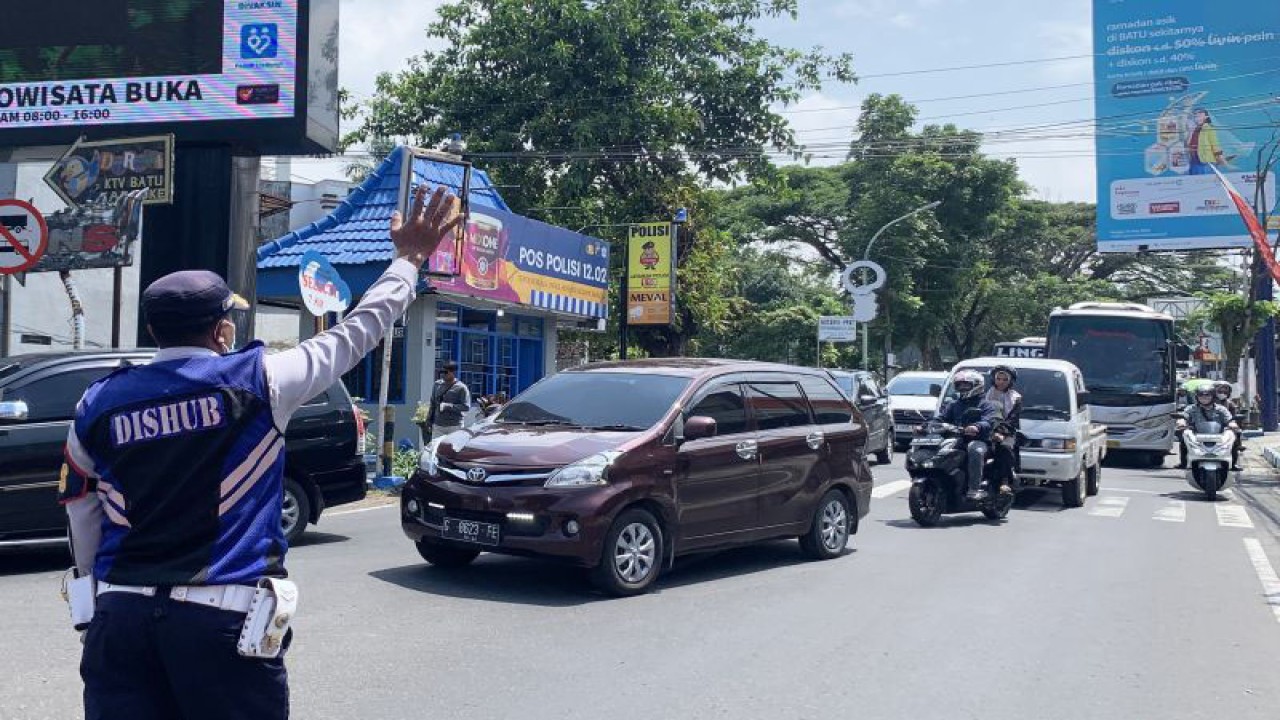 Foto arsip. Petugas mengatur arus lalu lintas di Simpang Tiga Dewi SartikaKota Batu, Jawa Timur pada saat pemberlakukan arus lalu lintas satu arah, Minggu (23/4/2023). (ANTARA/Vicki Febrianto)