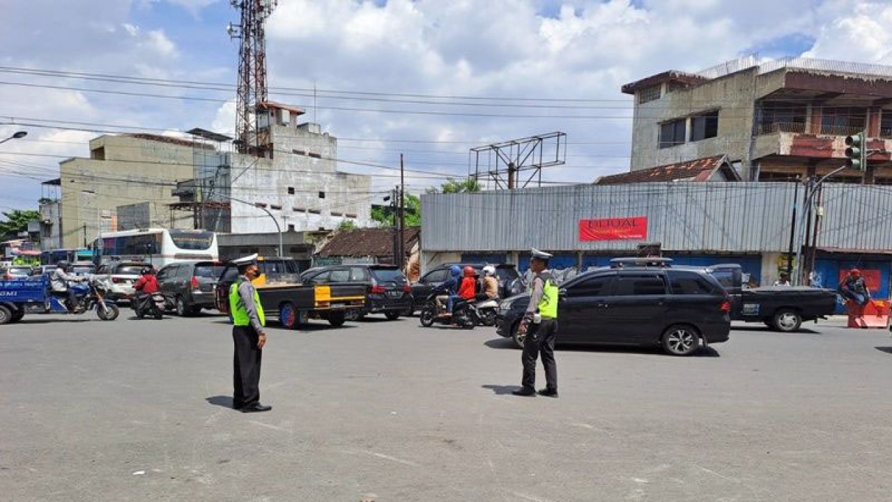 Sejumlah Satuan Tugas Kamseltibcarlantas Polres Kota Surakarta saat mengatur lalu linta di simpang empat Ngemplak Kecamatan Banjsari Solo, Kamis (27/4/2023). ANTARA/Bambang Dwi Marwoto.