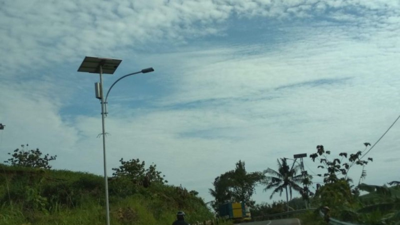 Lampu penerangan jalan umum (LPJU). (ANTARA/Akhmad Nazaruddin Lathif)