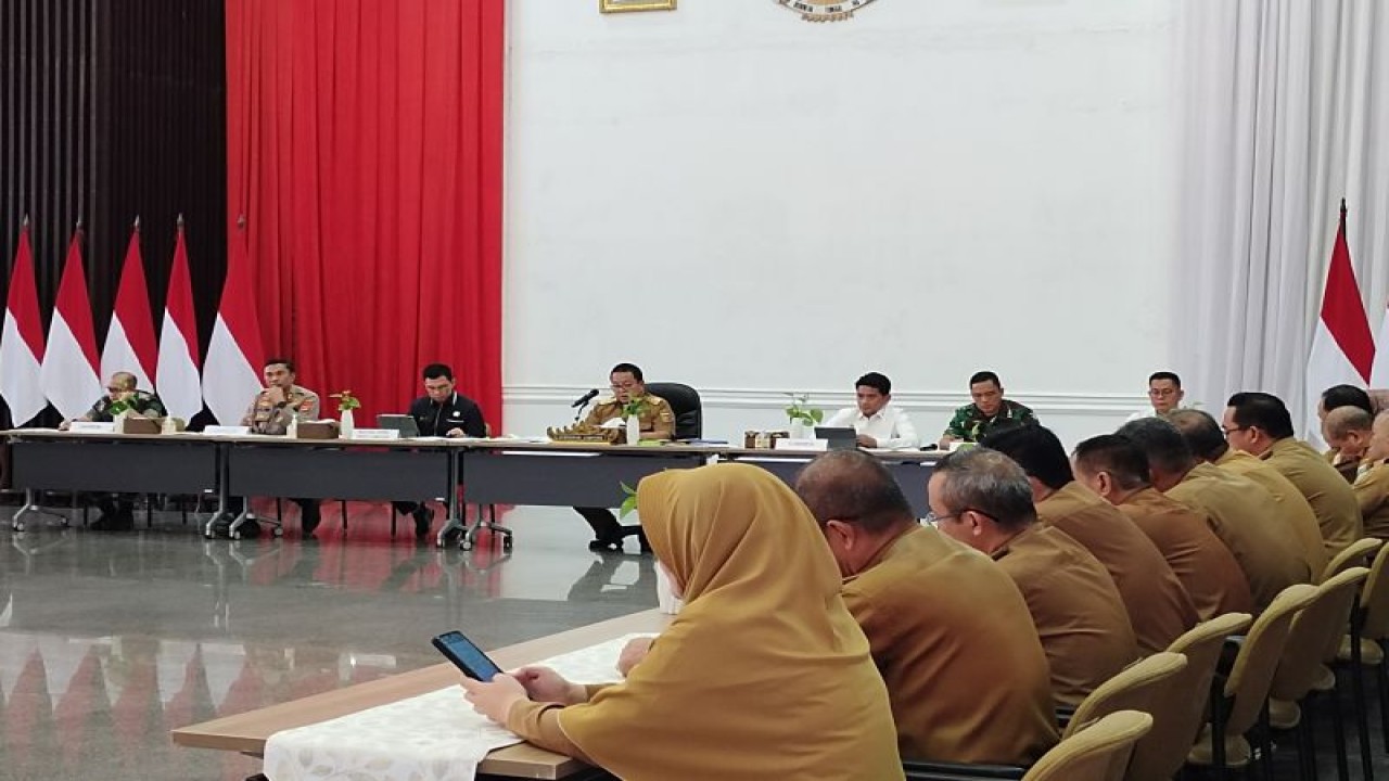 Gubernur Lampung Arinal Djunaidi saat memberikan paparan dalam rapat koordinasi jelang Idul Fitri 2023. ANTARA/Ruth Intan Sozometa Kanafi.