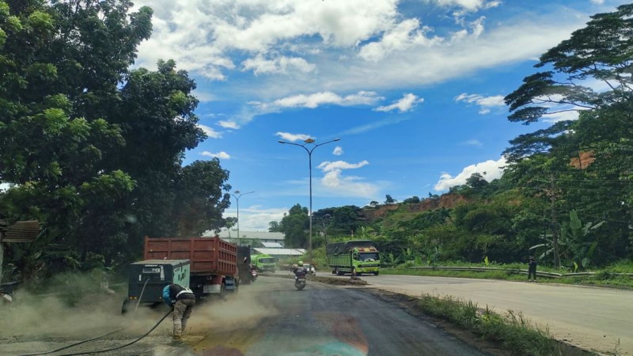 Perbaikan jalan nasional di Lampung jelang mudik Lebaran 2023. ANTARA/Ruth Intan Sozometa Kanafi