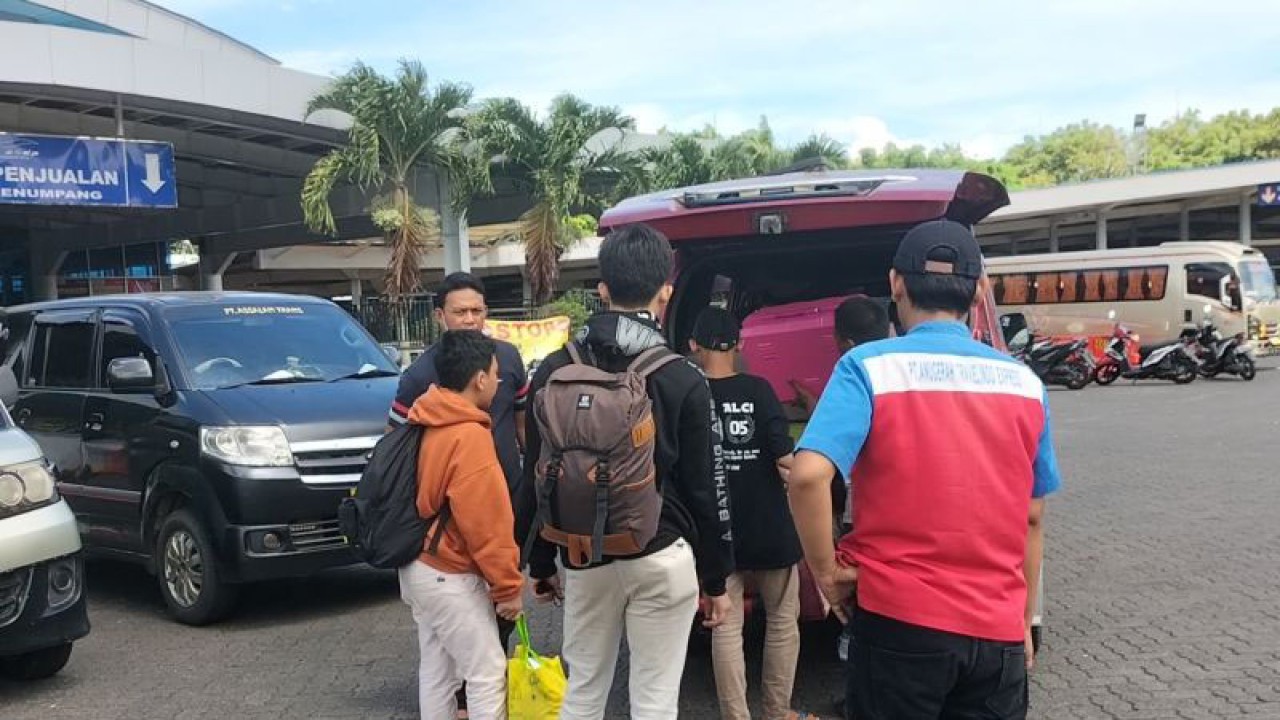 Suasana sejumlah penumpang di Terminal Pelabuhan Bakauheni, Lampung, Sabtu (1/4/2023). FOTO ANTARA/Riadi Gunawan