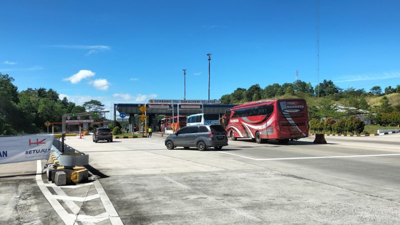 Lalu lintas kendaraan di Gerbang Tol Bakauheni Selatan, Lampung, Sabtu (15/4/2023). (ANTARA/Riadi Gunawan)