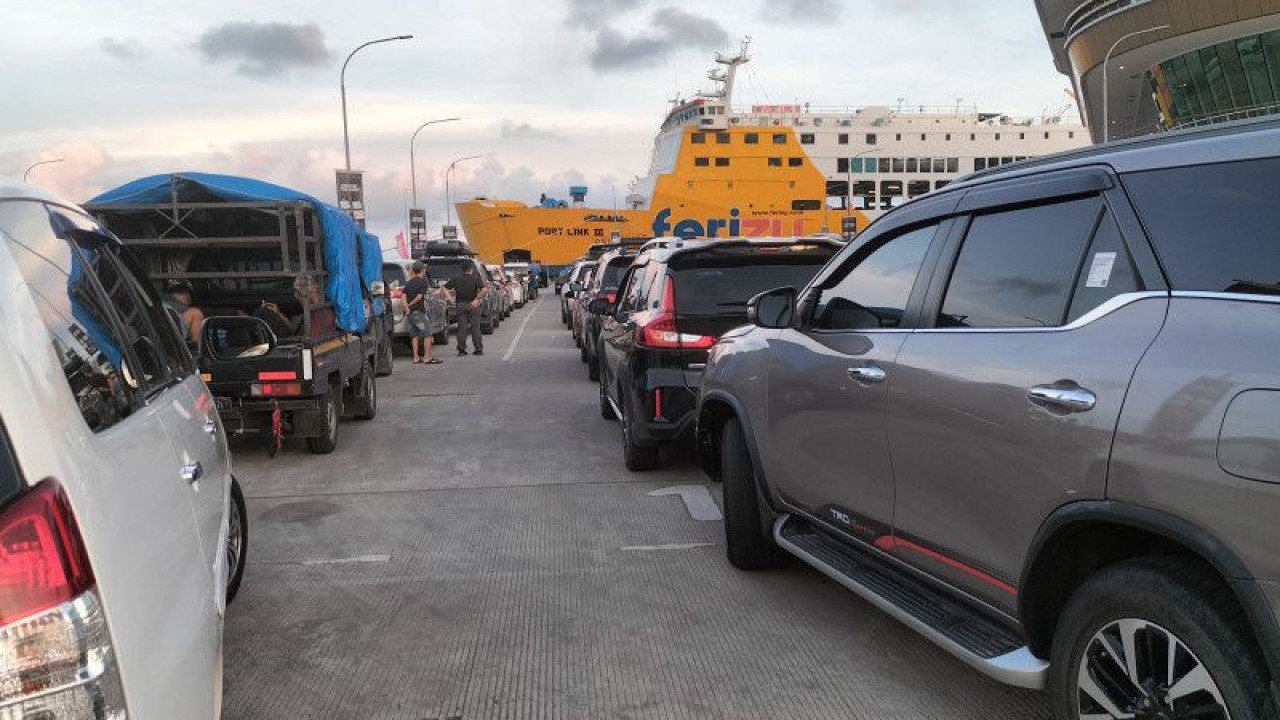 Suasana kepadatan kendaraan roda empat di kantong parkir Dermaga Eksekutif Pelabuhan Bakauheni, Lampung, Sabtu (15/4/2023) sore menjelang malam. ANTARA/Riadi Gunawan