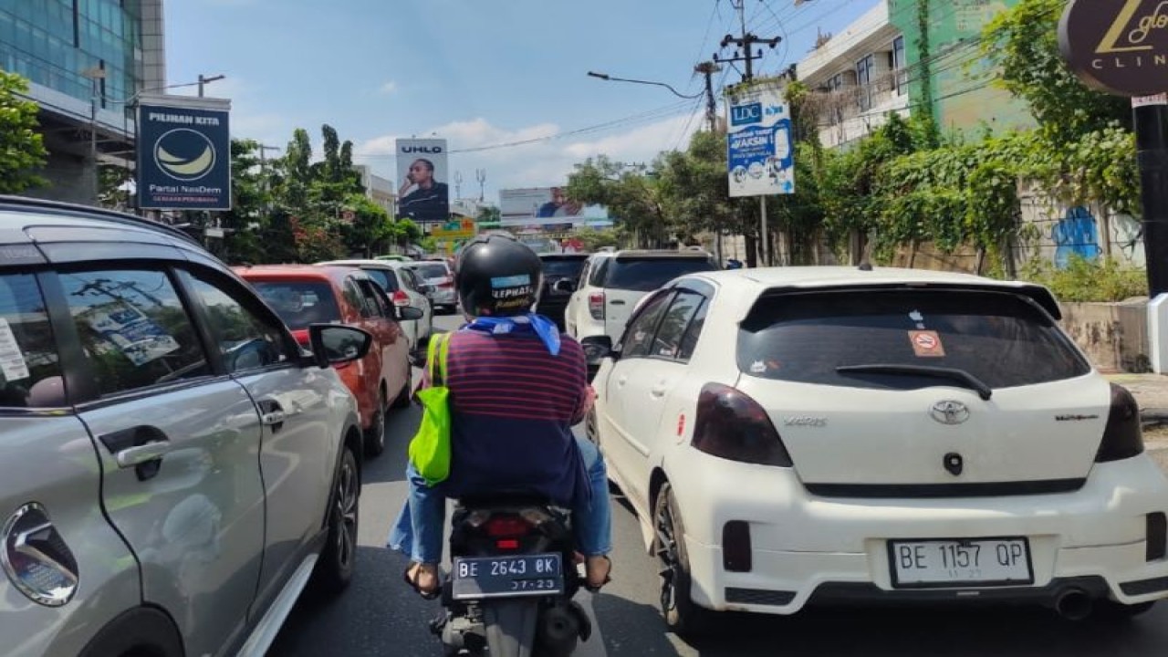 Kepadatan arus lalu lintas di salah satu ruas jalan di Kota Bandarlampung jelang Lebaran 1444 Hijriah, di Bandarlampung, Senin (17/4/2023). (ANTARA/Dian Hadiyatna)