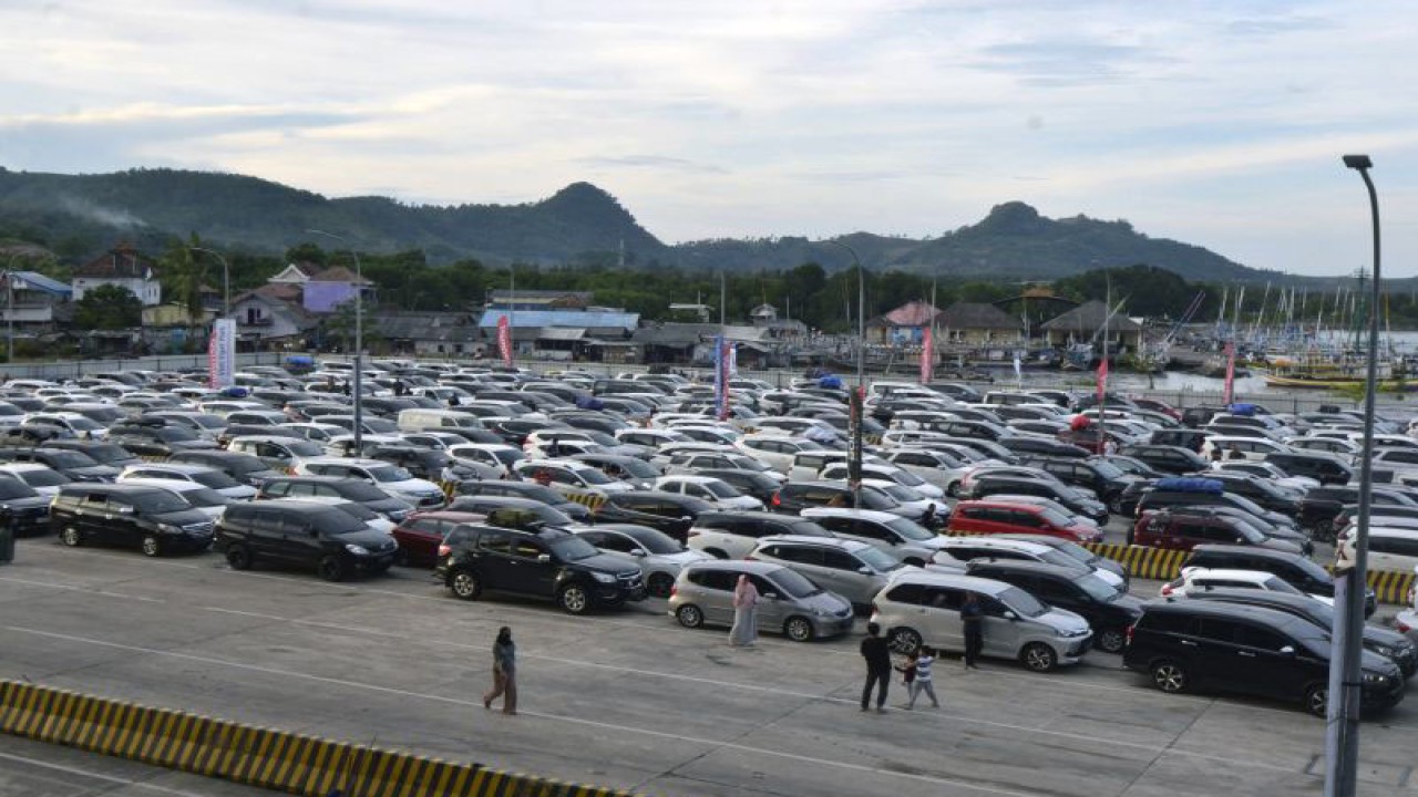 Sejumlah kendaraan roda empat pemudik antre untuk menaiki kapal di Dermaga Eksekutif Pelabuhan Bakauheni, Lampung Selatan, Lampung, Selasa (25/4/2023). ANTARA FOTO/Ardiansyah/foc.