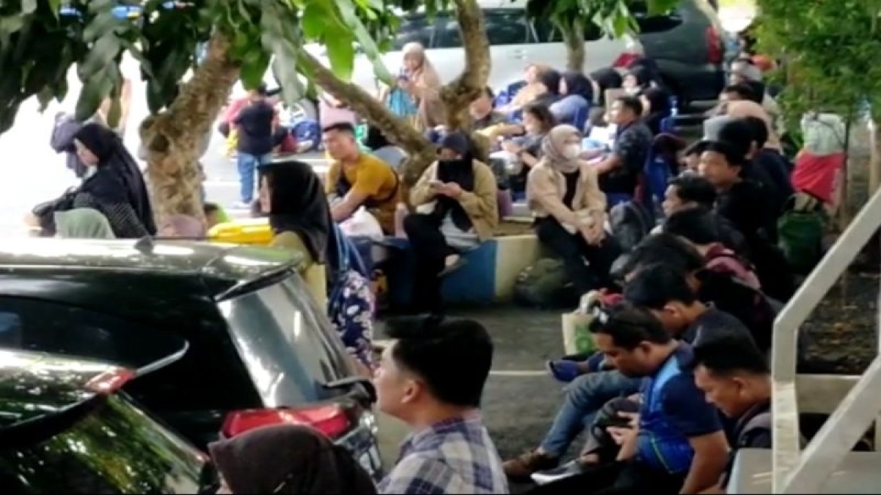 Pemilir yang mengikuti program mudik gratis Ditlantas Polda Lampung ke Pulau Jawa dan akan diturunkan di Terminal Pulo Gadung. Bnadarlampung, Kamis, (27/4/2023). (ANTARA/Dian Hadiyatna)